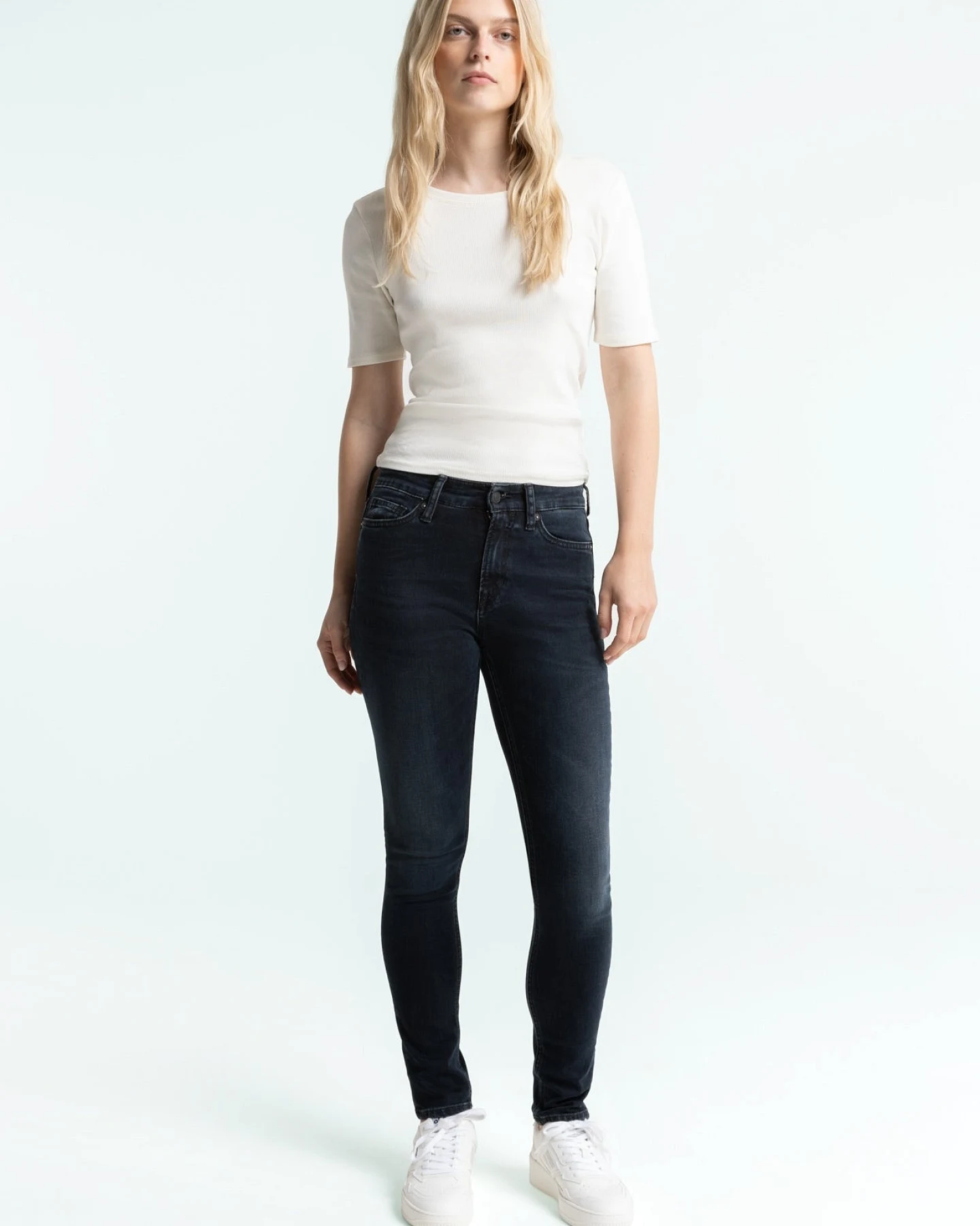 Kings of Indigo Damen vegan Jeans Juno Medium Washed Blau Schwarz – Ansicht 2