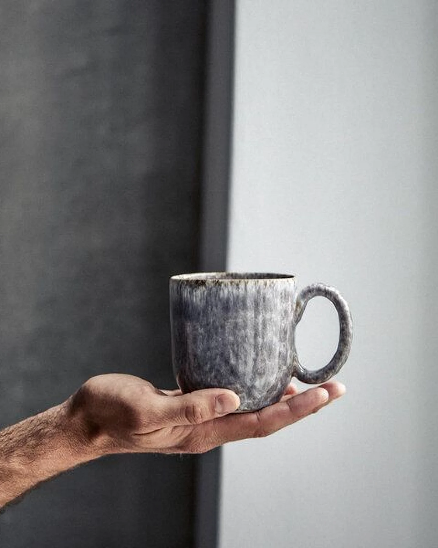 onomao Handgemachte Tasse mit Henkel aus Steinzeug – Ansicht 3