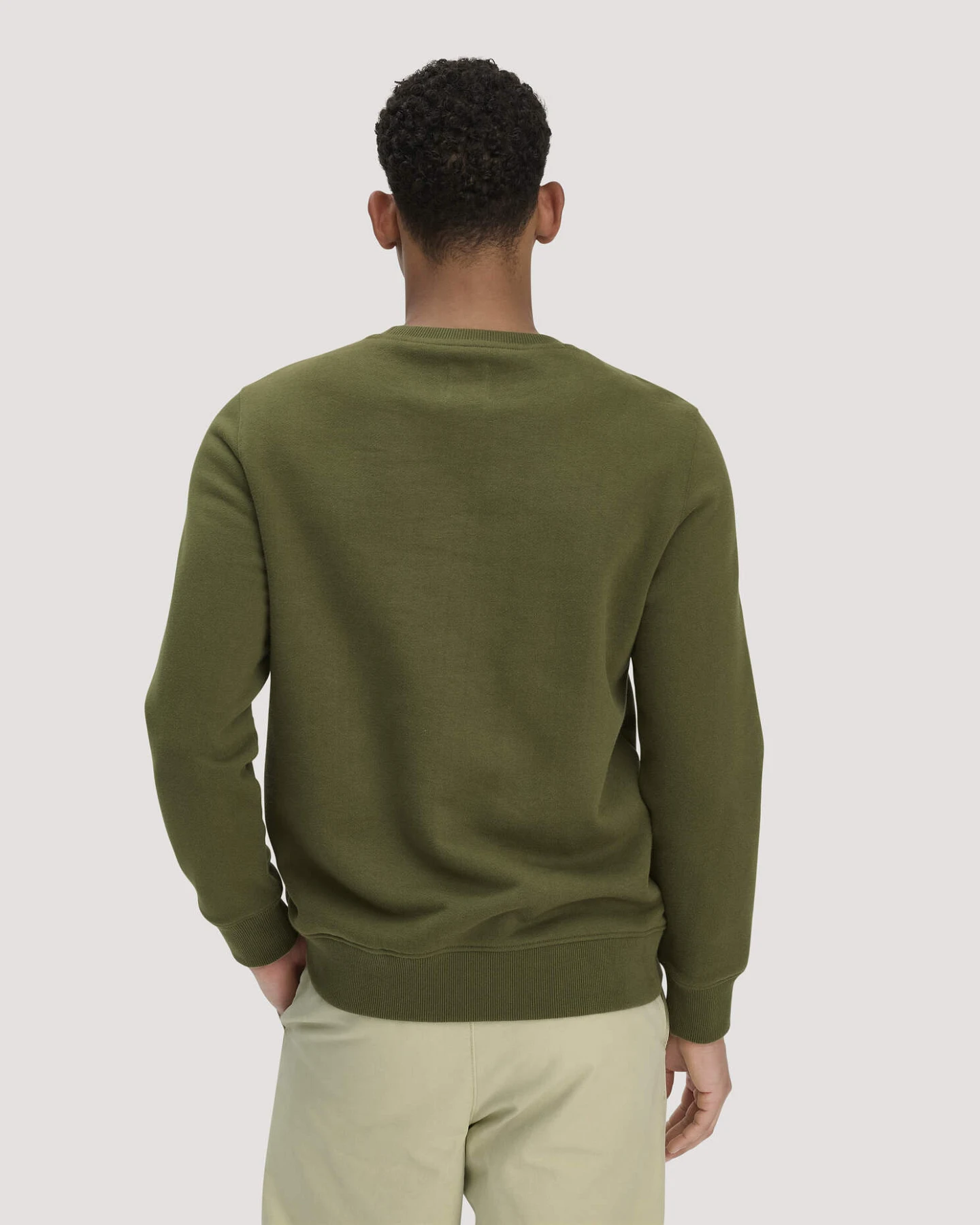 hessnatur Herren Sweatshirt Regular BETTERRECYCLING aus Bio-Baumwolle - grün - Größe M – Ansicht 3