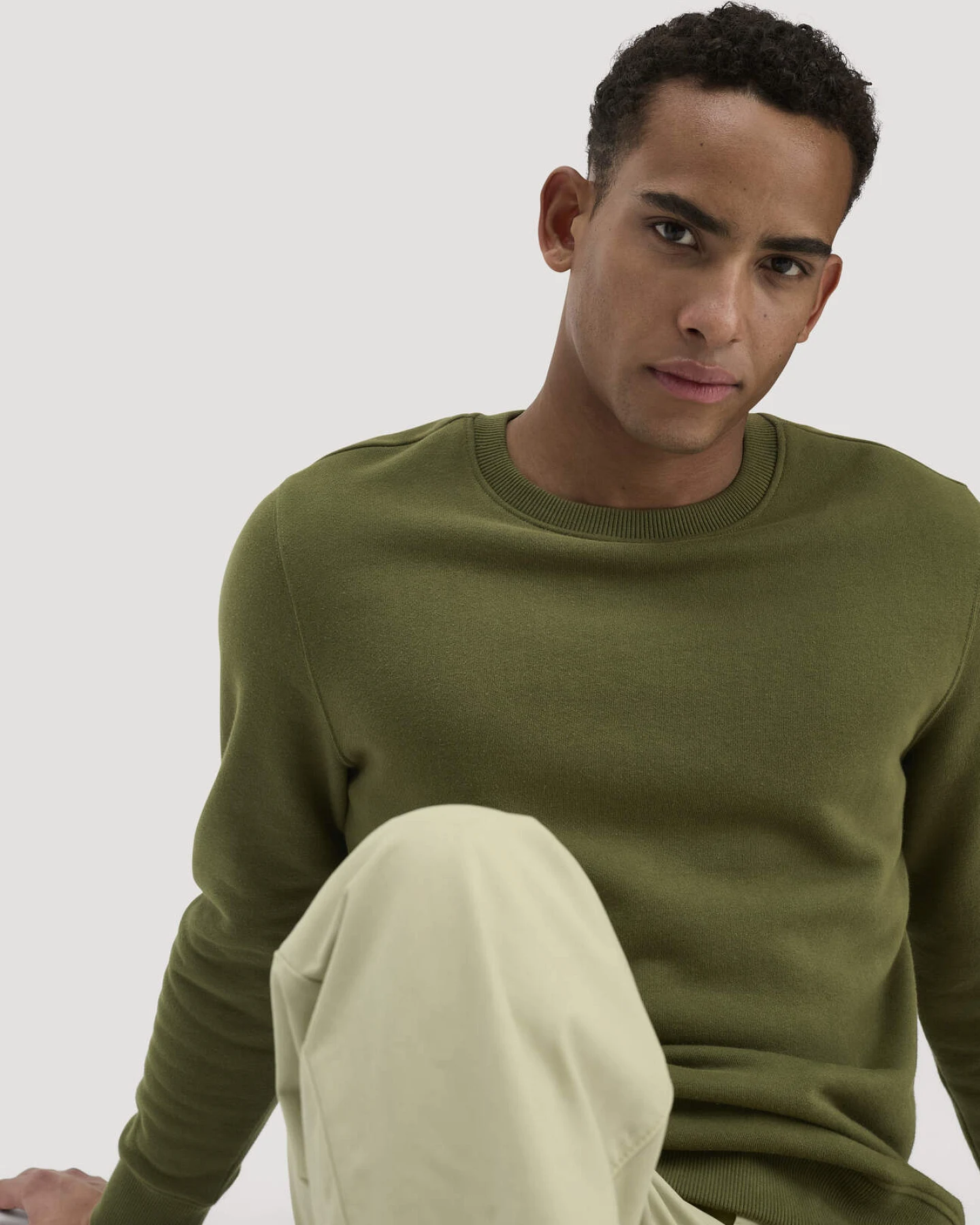 hessnatur Herren Sweatshirt Regular BETTERRECYCLING aus Bio-Baumwolle - grün - Größe XXL – Ansicht 4