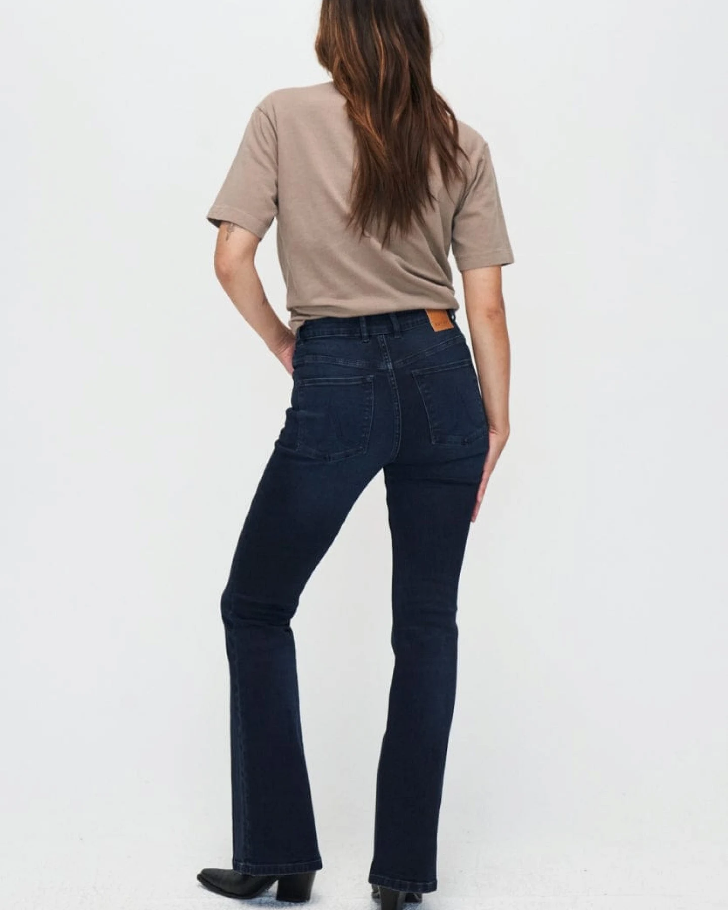 Kuyichi Damen vegan Lisette Flare Jeans Tiefblau – Ansicht 2