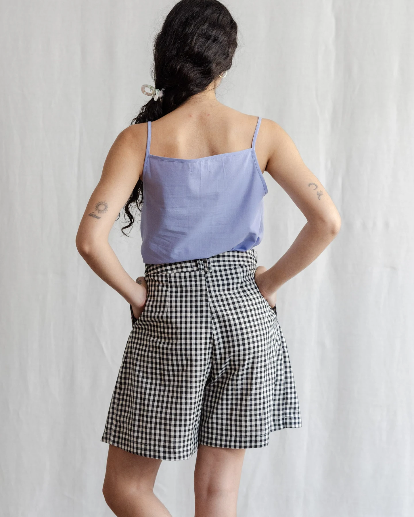 Jyoti - Fair Works Damen vegan Shorts Kamalia Checkered Schwarz & Weiß – Ansicht 2