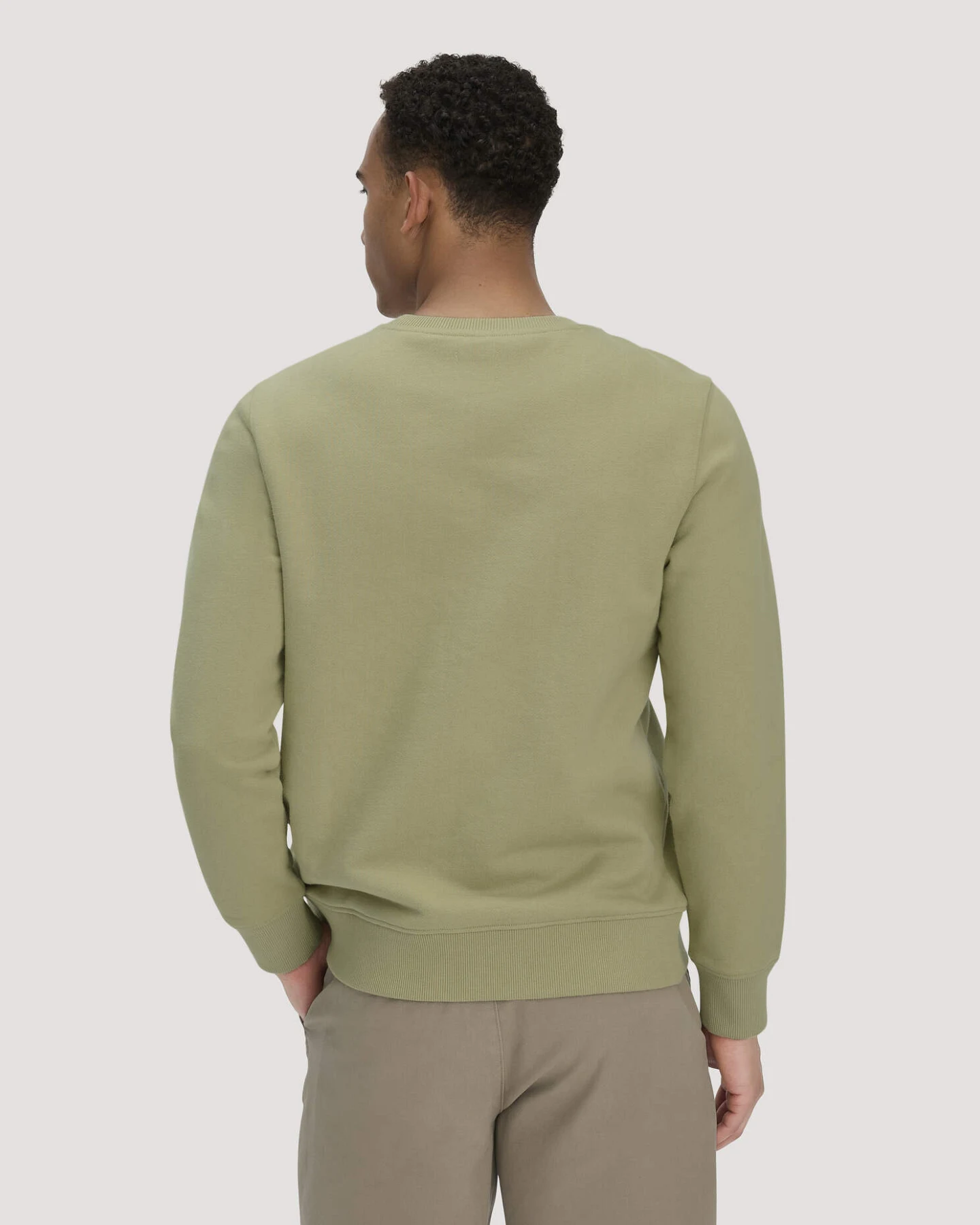 hessnatur Herren Sweatshirt Regular BETTERRECYCLING aus Bio-Baumwolle - grün - Größe M – Ansicht 3
