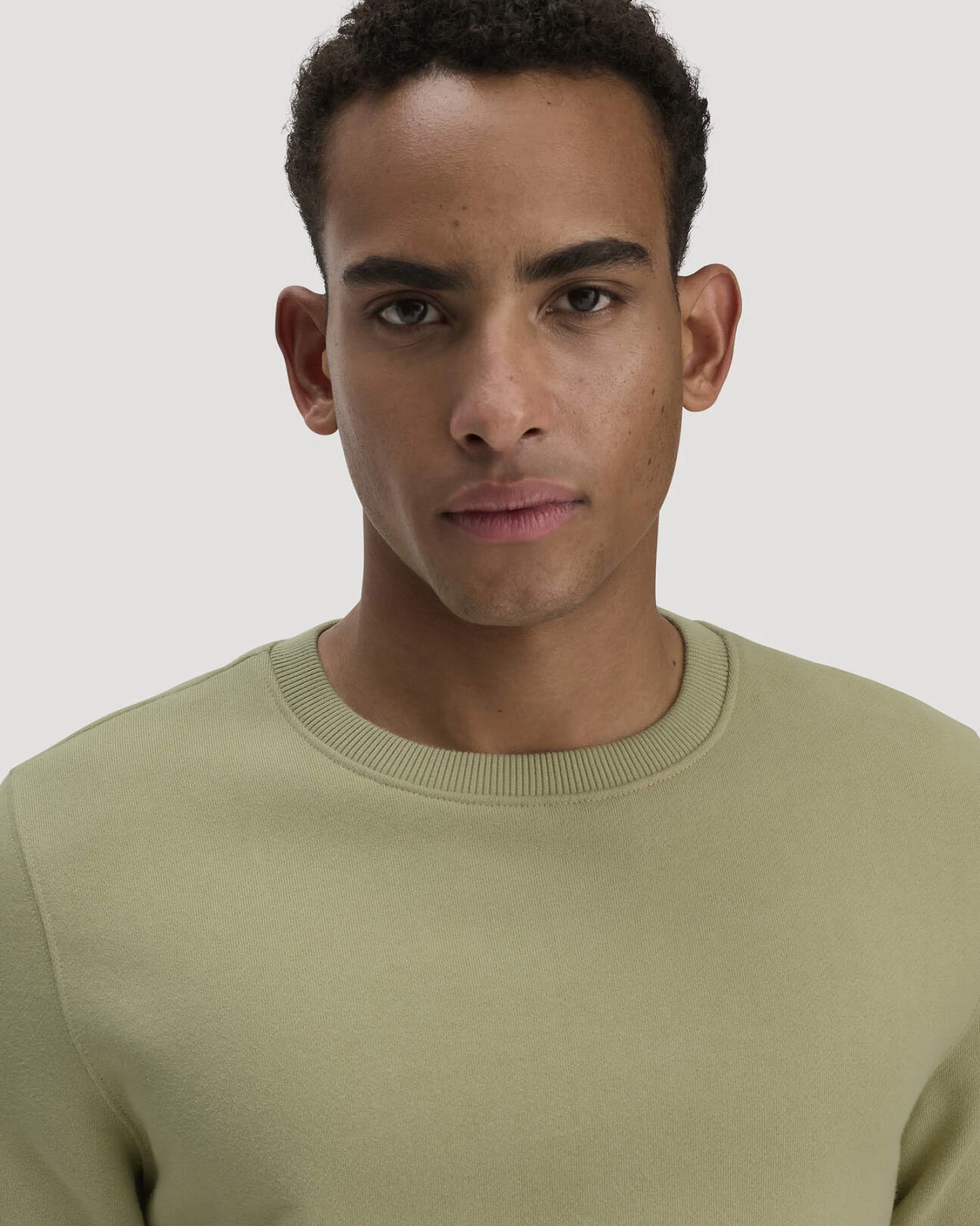 hessnatur Herren Sweatshirt Regular BETTERRECYCLING aus Bio-Baumwolle - grün - Größe XXL – Ansicht 4