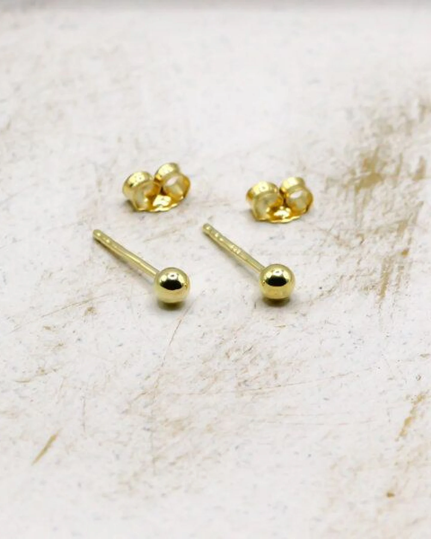 juni Kugel Ohrstecker aus recyceltem 333er Gold – Ansicht 2