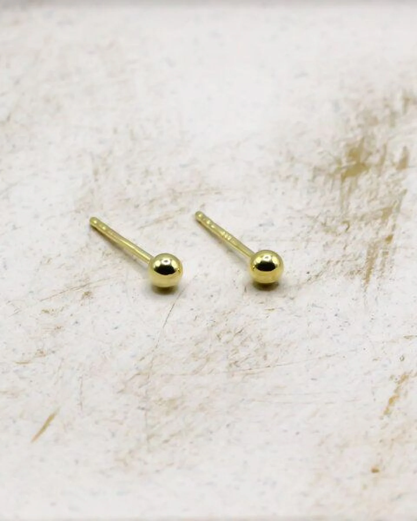 juni Kugel Ohrstecker aus recyceltem 333er Gold – Ansicht 3
