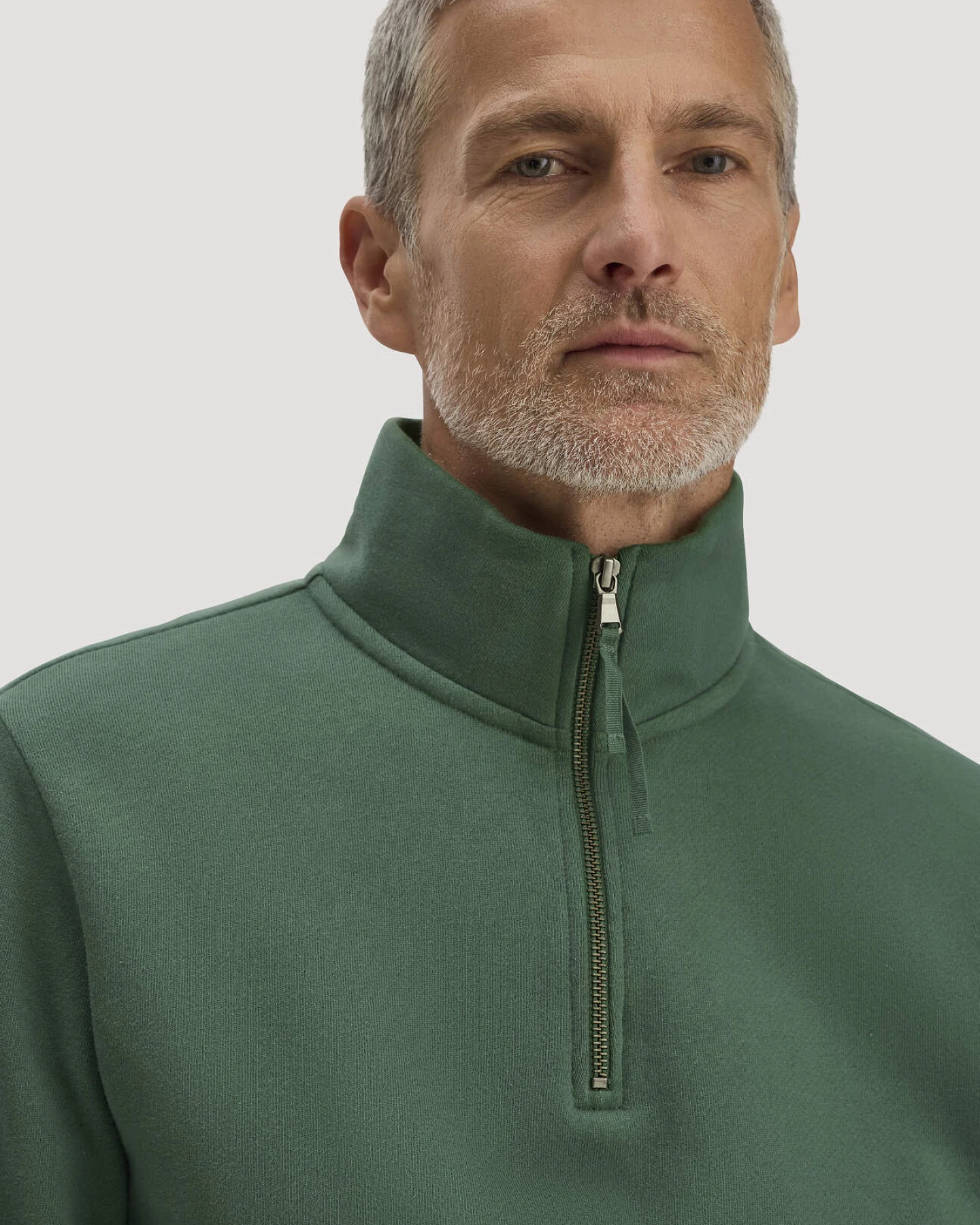 hessnatur Herren Sweat Troyer Regular BETTER RECYCLING aus Bio-Baumwolle - grün - Größe L – Ansicht 4