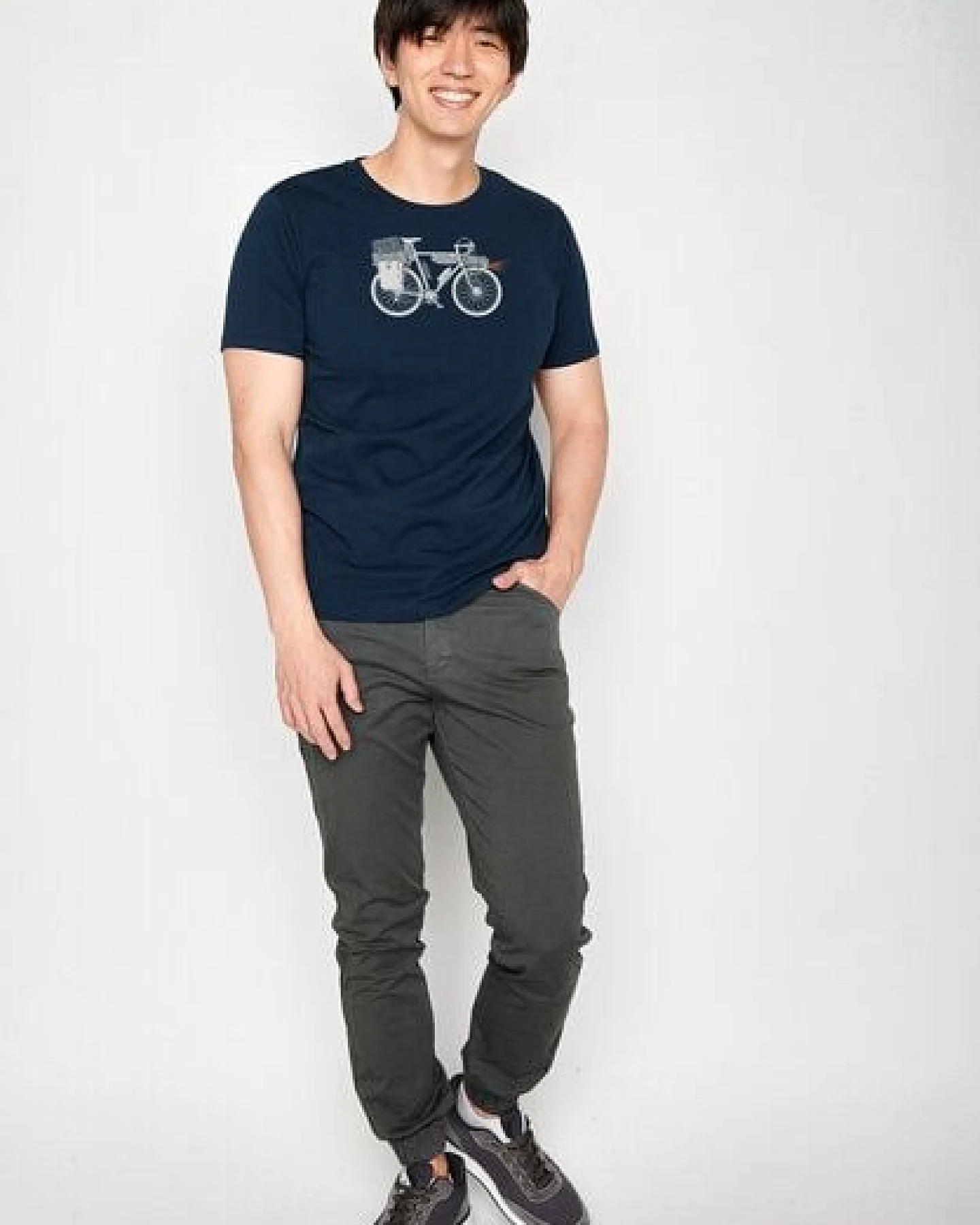 GREENBOMB Bike Night Guide - Sportliches T-Shirt aus Bio-Baumwolle / hochwertiger Print / GOTS / Fair & Vegan – Ansicht 4