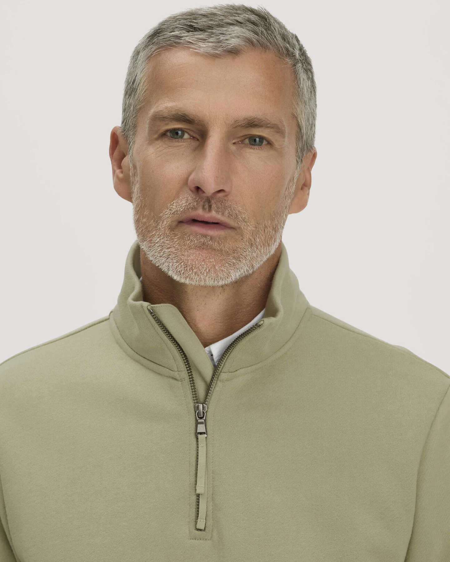 hessnatur Herren Sweat Troyer Regular BETTER RECYCLING aus Bio-Baumwolle - grün - Größe M – Ansicht 4