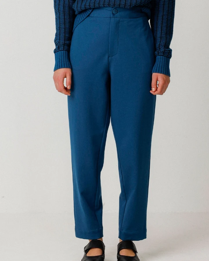 SKFK Damen vegan Hose Soraia Karottenschnitt Blau