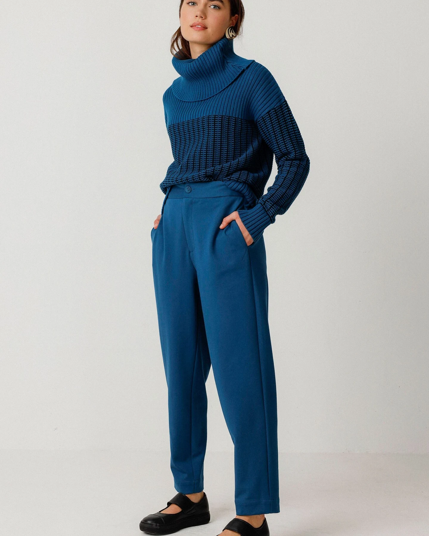 SKFK Damen vegan Hose Soraia Karottenschnitt Blau – Ansicht 2