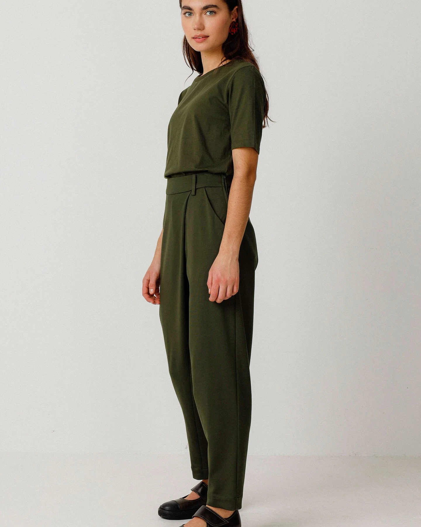SKFK Damen vegan Hose Ezama Karottenschnitt Grün – Ansicht 2