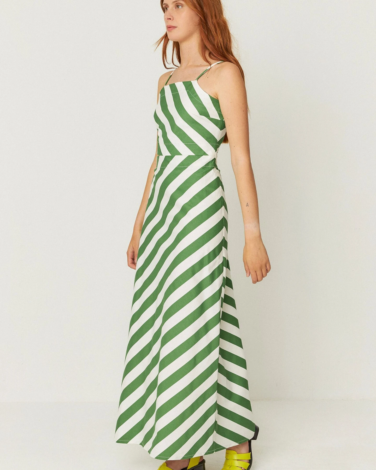 SKFK Damen vegan Kleid Aura Grün/Weiß – Ansicht 2