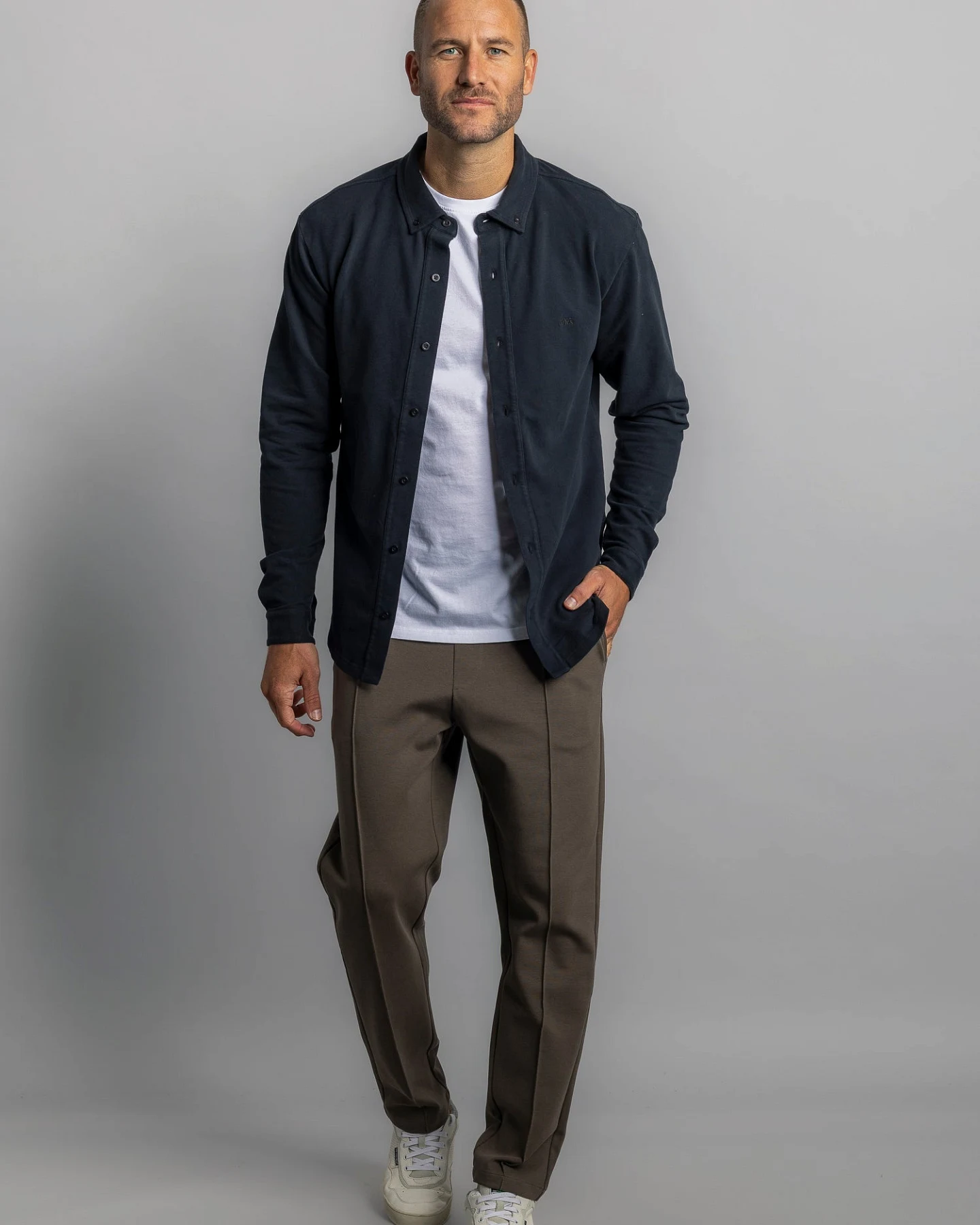 DIRTS Herren vegan Freizeithose Steinbraun – Ansicht 2