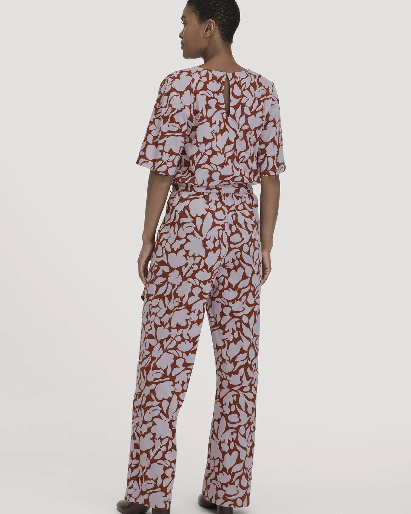 hessnatur Damen Print Jersey Overall Relaxed aus Bio-Baumwolle - lila - Größe 46 – Ansicht 2