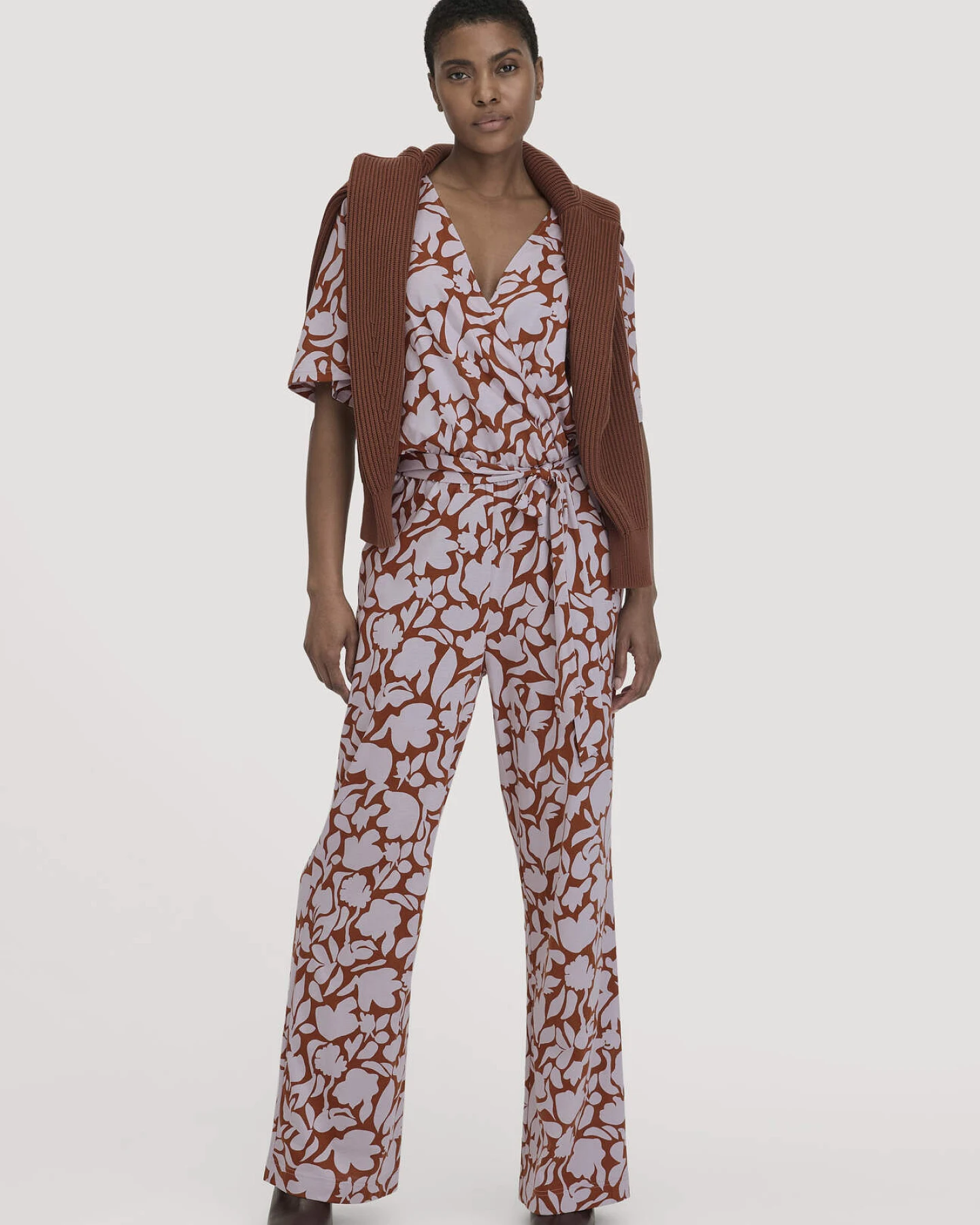 hessnatur Damen Print Jersey Overall Relaxed aus Bio-Baumwolle - lila - Größe 46 – Ansicht 4