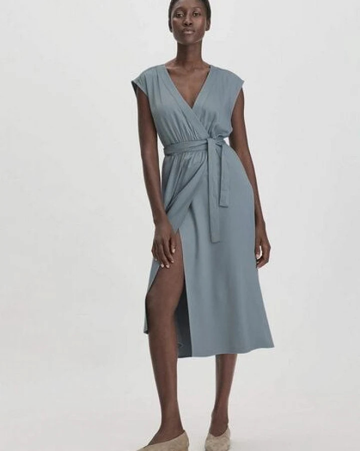 hessnatur Kleid Midi Relaxed aus reiner LENZING ECOVERO Viskose