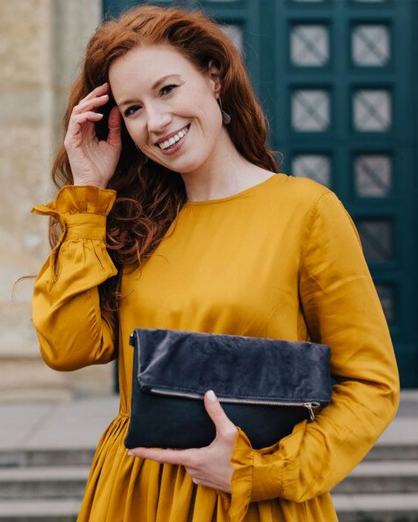 lille mus Vegane Foldover-Tasche FINJA mit Umhängeriemen aus Samt und Kunstleder – Ansicht 2