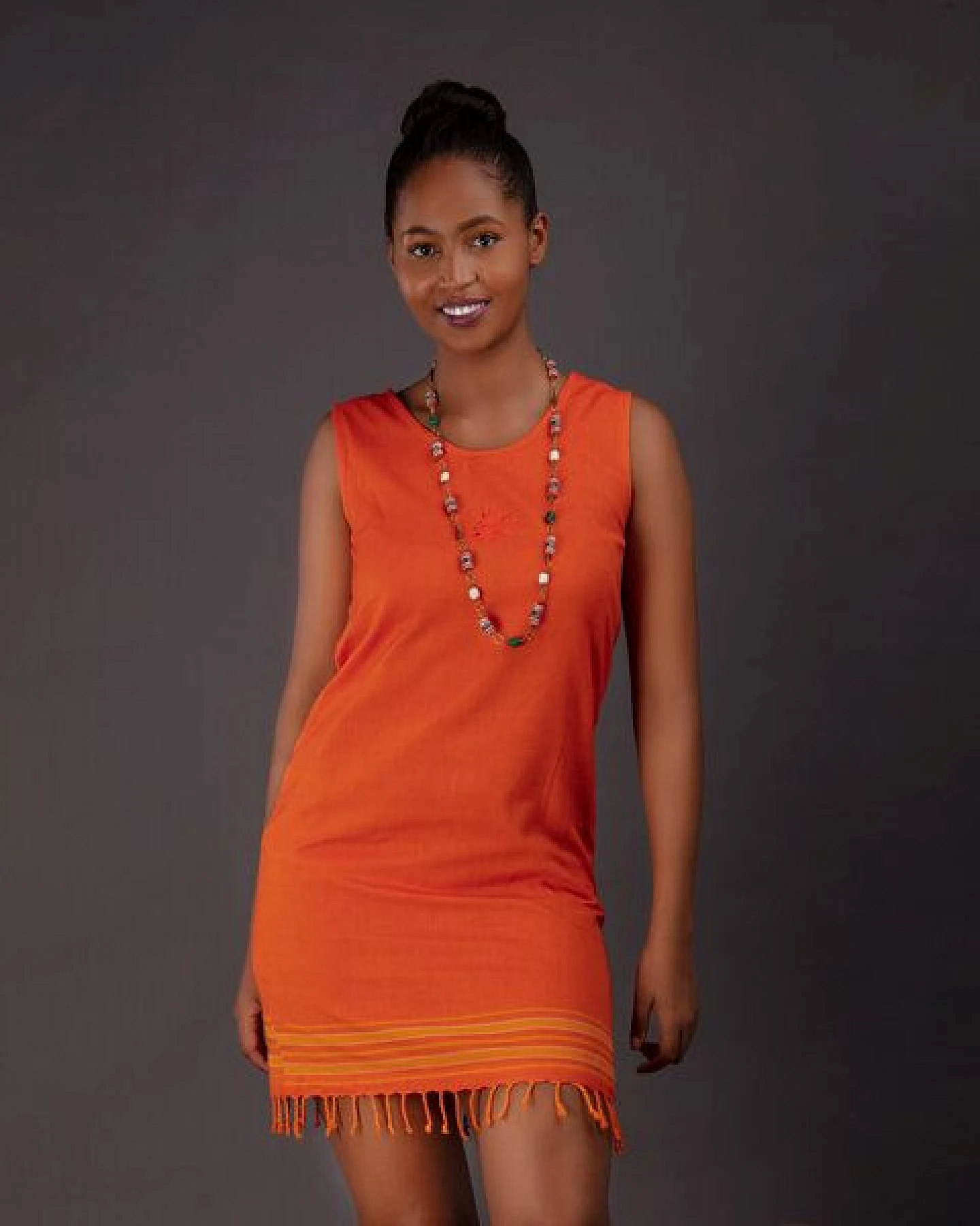 Africulture Kikoy Sommerkleid kurz, Strandkleid "Jua" mit Sonnen Stickmuster, made in Kenia – Ansicht 4