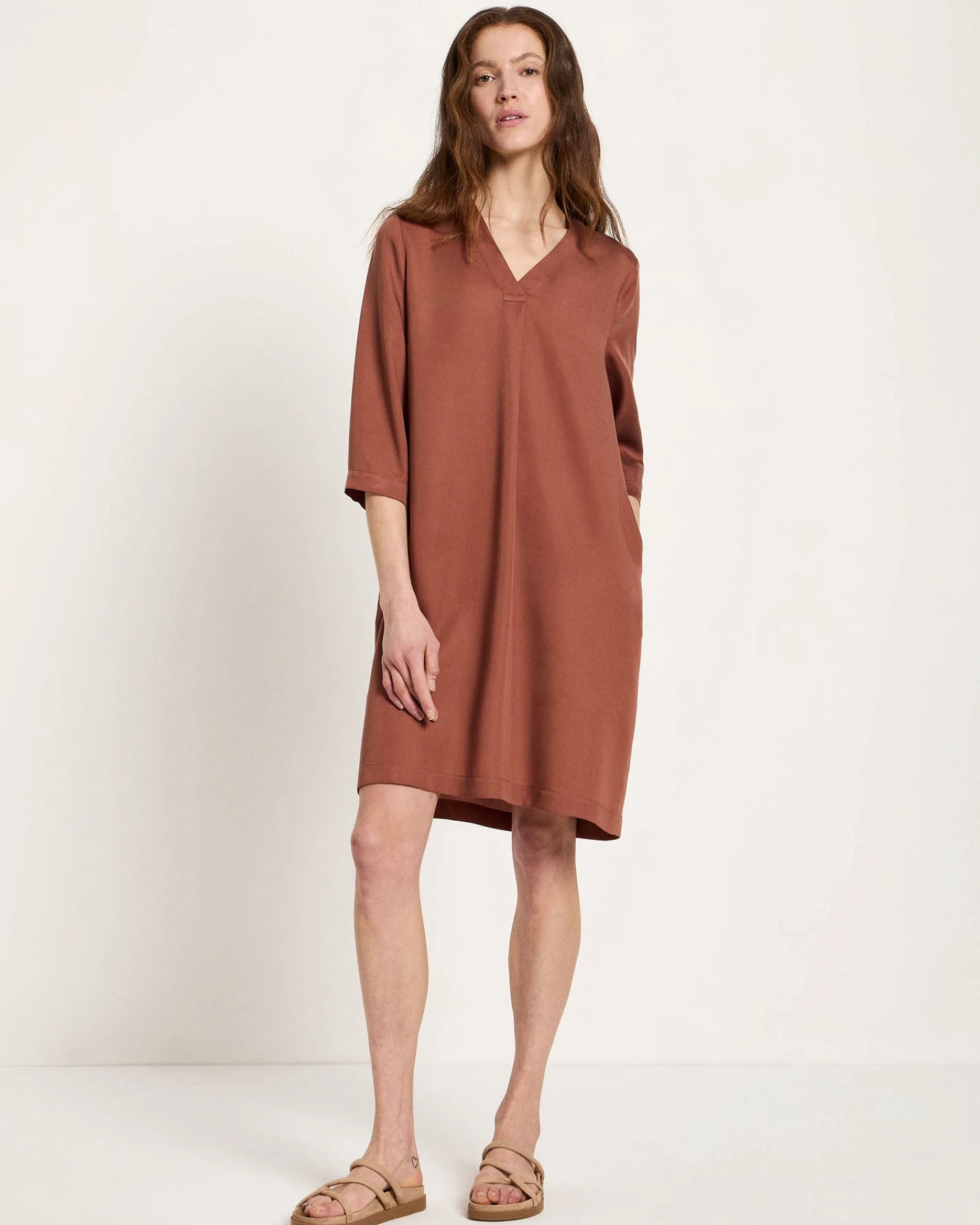 Kleid mit V-Ausschnitt – Ansicht 2