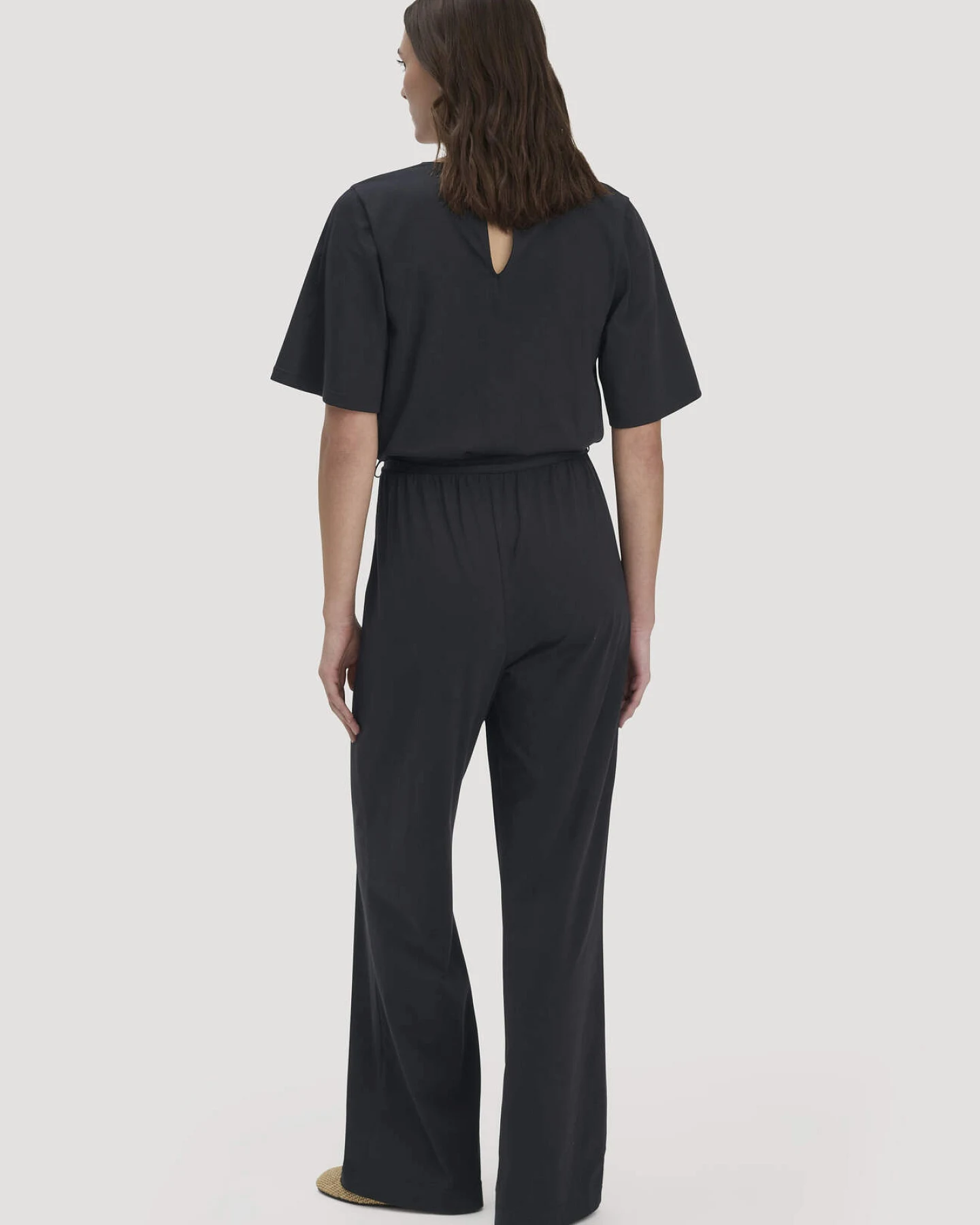 hessnatur Damen Jersey Overall Relaxed aus Bio-Baumwolle - schwarz - Größe 44 – Ansicht 2