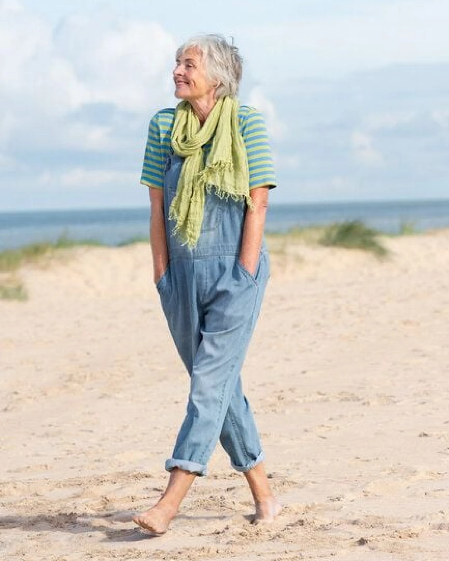 Heidekönigin Latzhose light denim – Ansicht 4