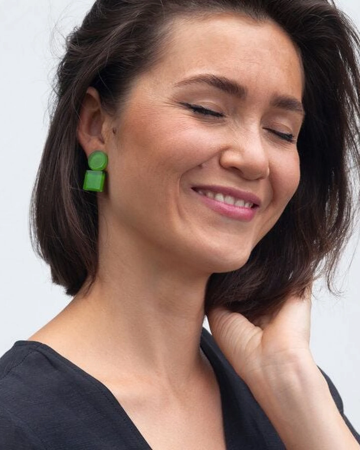 ALEXASCHA Geometrische Clip Ohrringe aus Glas – Ansicht 2
