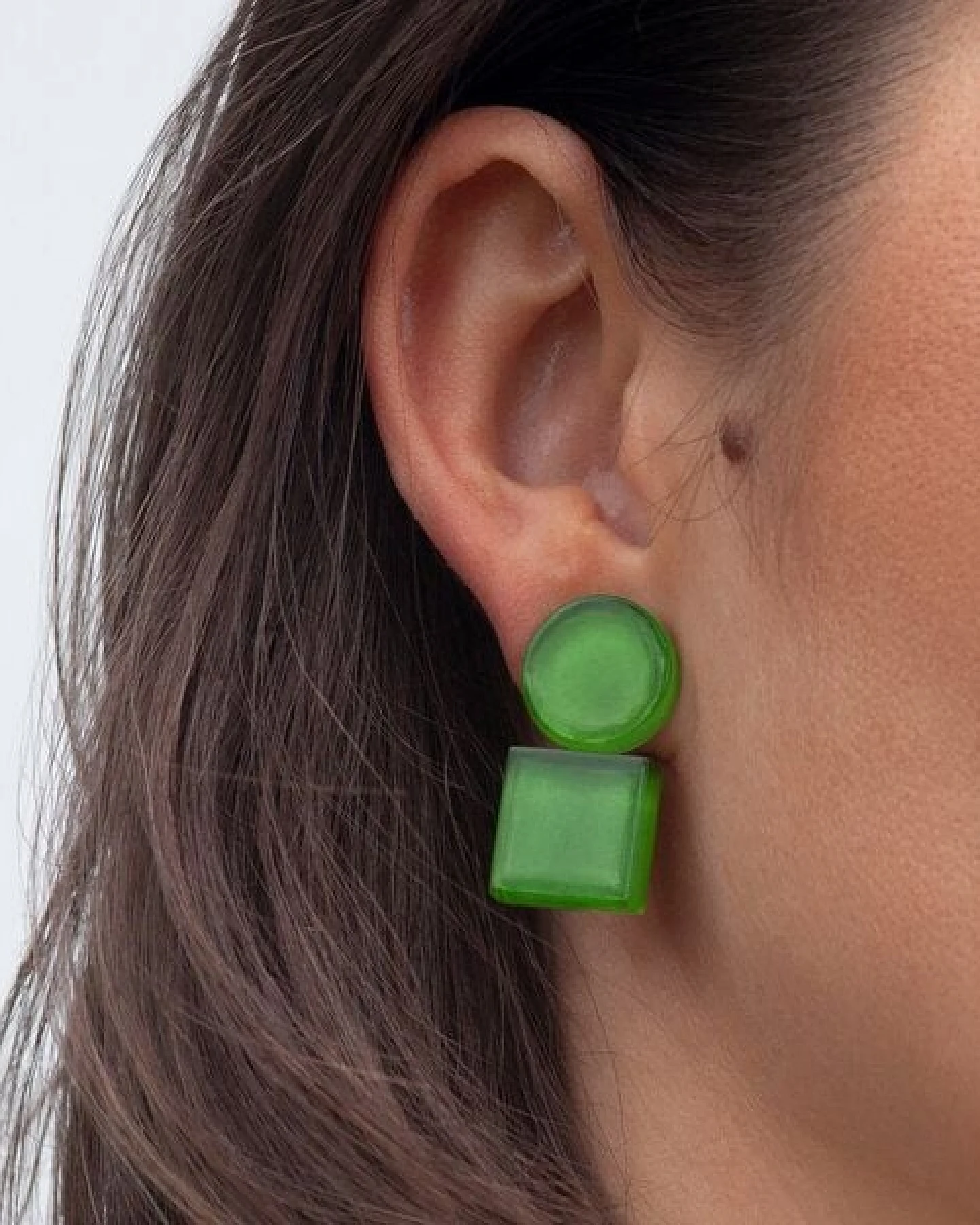 ALEXASCHA Geometrische Clip Ohrringe aus Glas – Ansicht 3