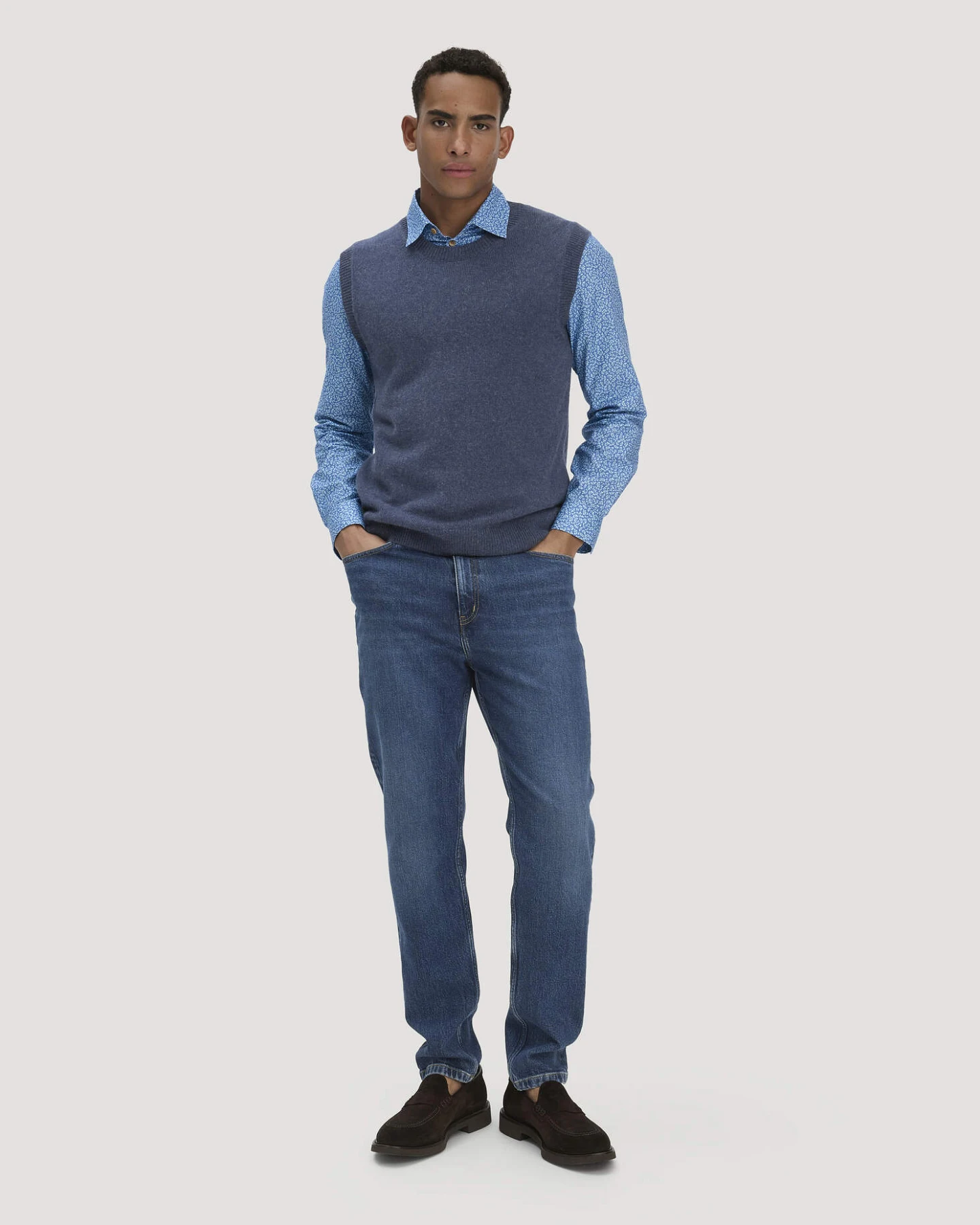 hessnatur Herren Strick Pullunder Regular aus Bio-Merinowolle mit Bio-Baumwolle - blau - Größe M – Ansicht 2