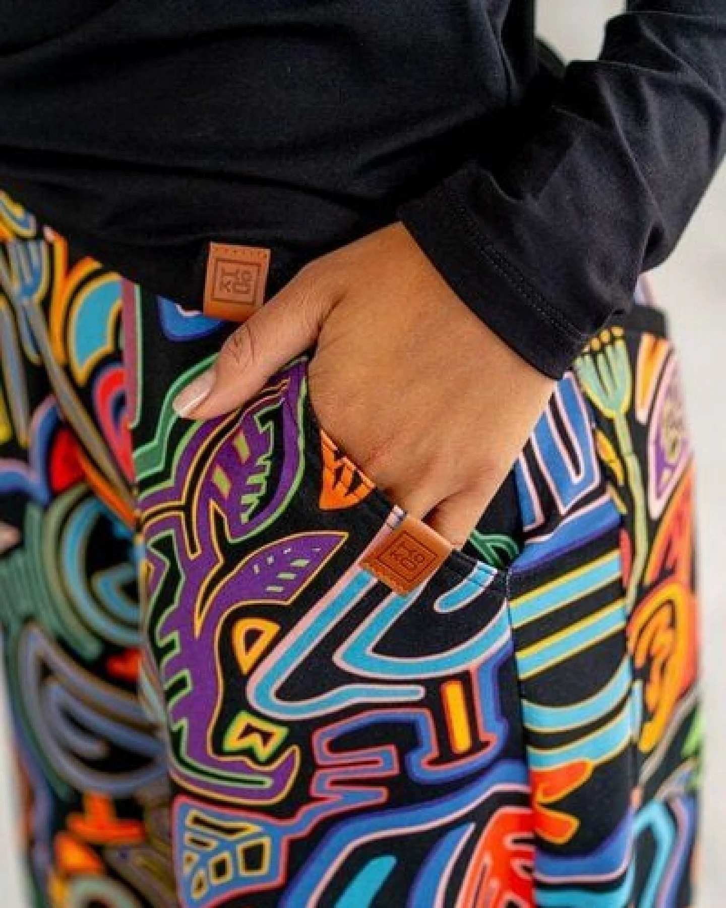 Hose Balloon – Lange Hosen mit Ballon-Schnitt – Taschen – Elastischer Bund – Farbenfrohes Print KOKOworld – Fair produziert in Polen – Ansicht 4