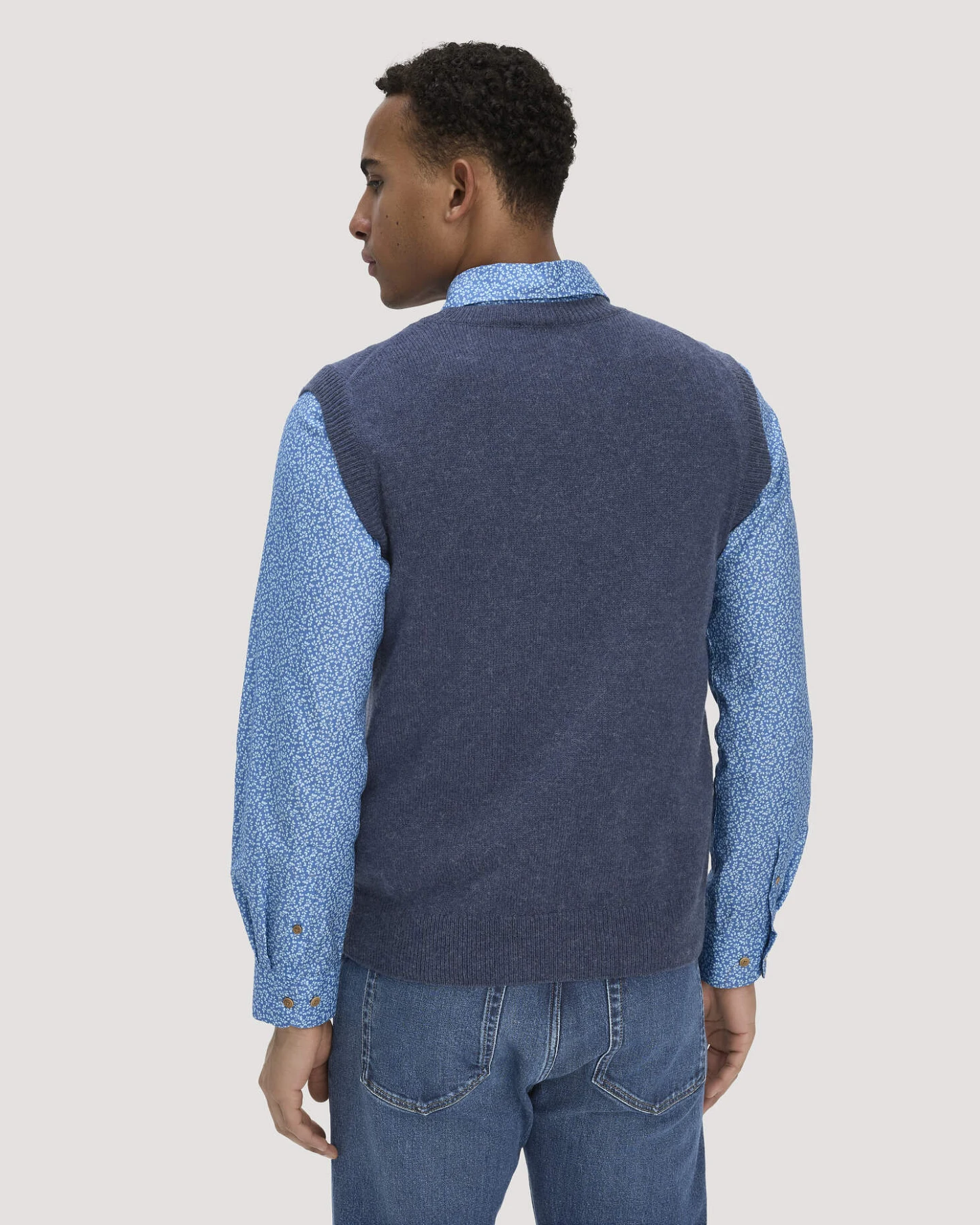 hessnatur Herren Strick Pullunder Regular aus Bio-Merinowolle mit Bio-Baumwolle - blau - Größe XL – Ansicht 3