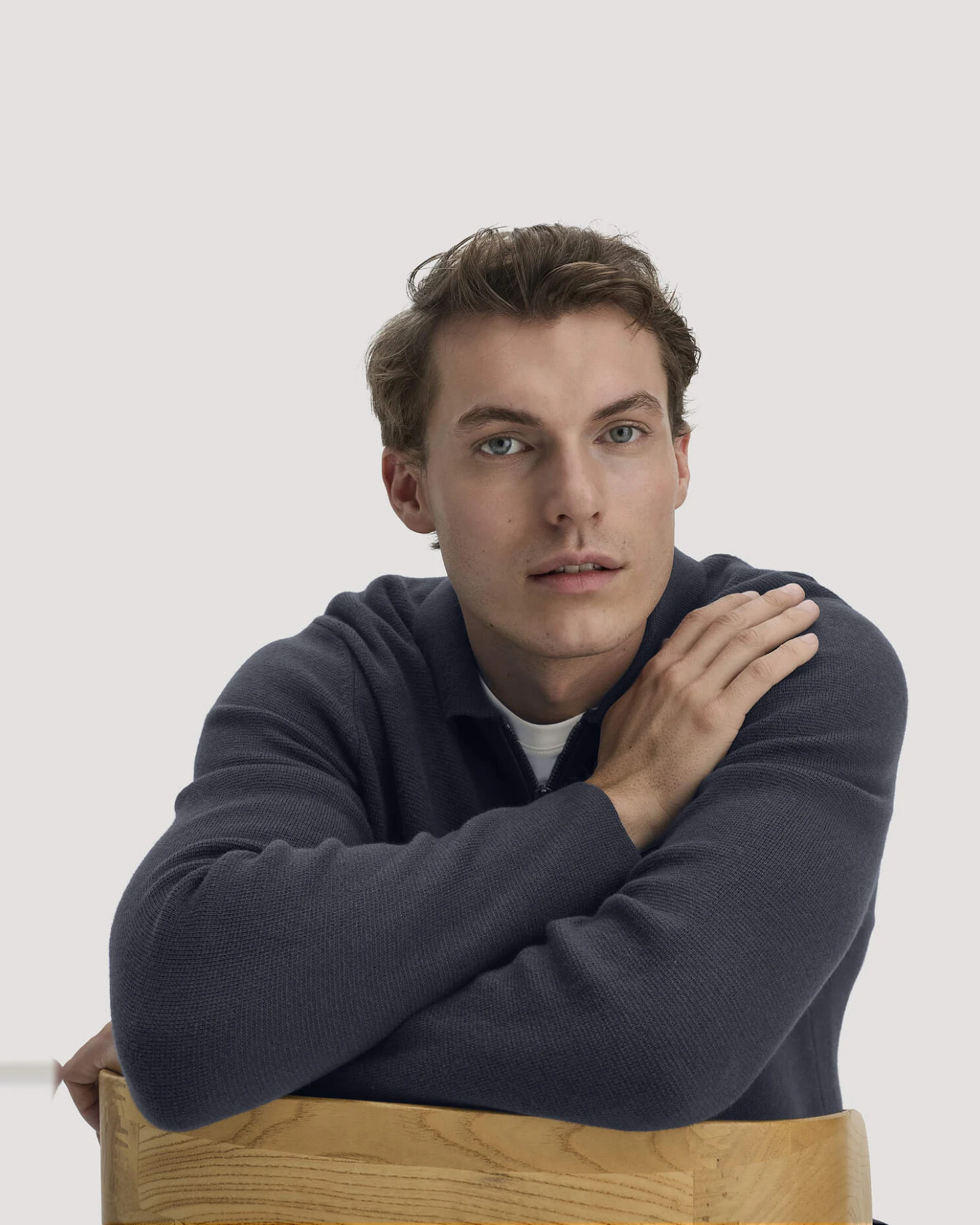 hessnatur Herren Milano Strick Polo Regular aus Bio-Baumwolle und Schurwolle - blau - Größe M – Ansicht 4