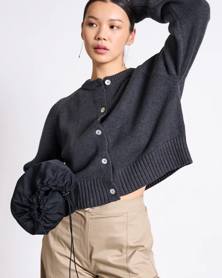 JAN 'N JUNE Damen vegan Strickjacke Relaxed Crewneck Sivia Anthrazit Grau