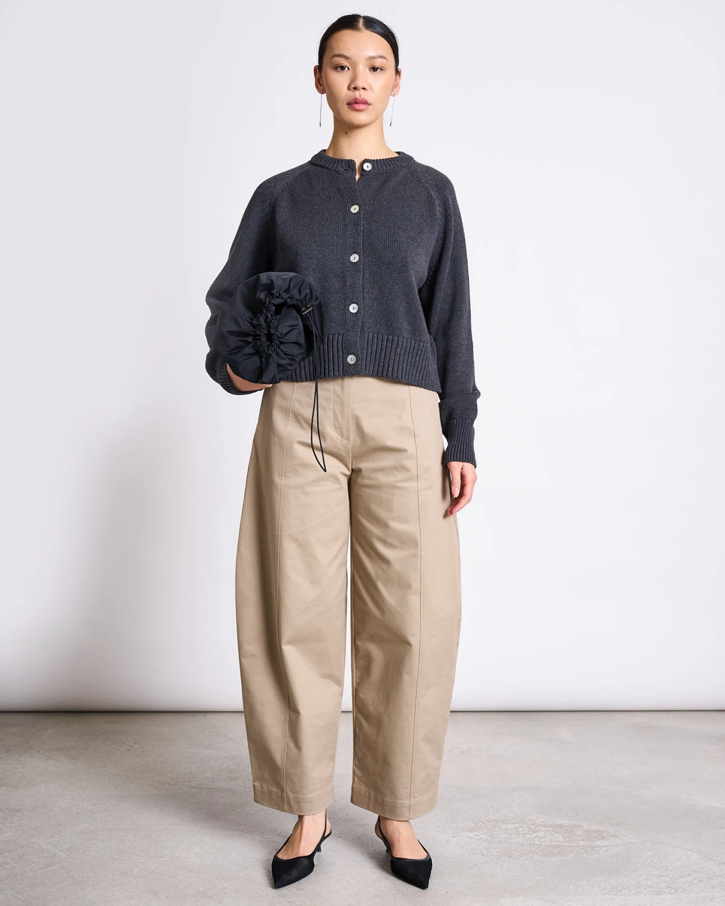 JAN 'N JUNE Damen vegan Strickjacke Relaxed Crewneck Sivia Anthrazit Grau – Ansicht 2