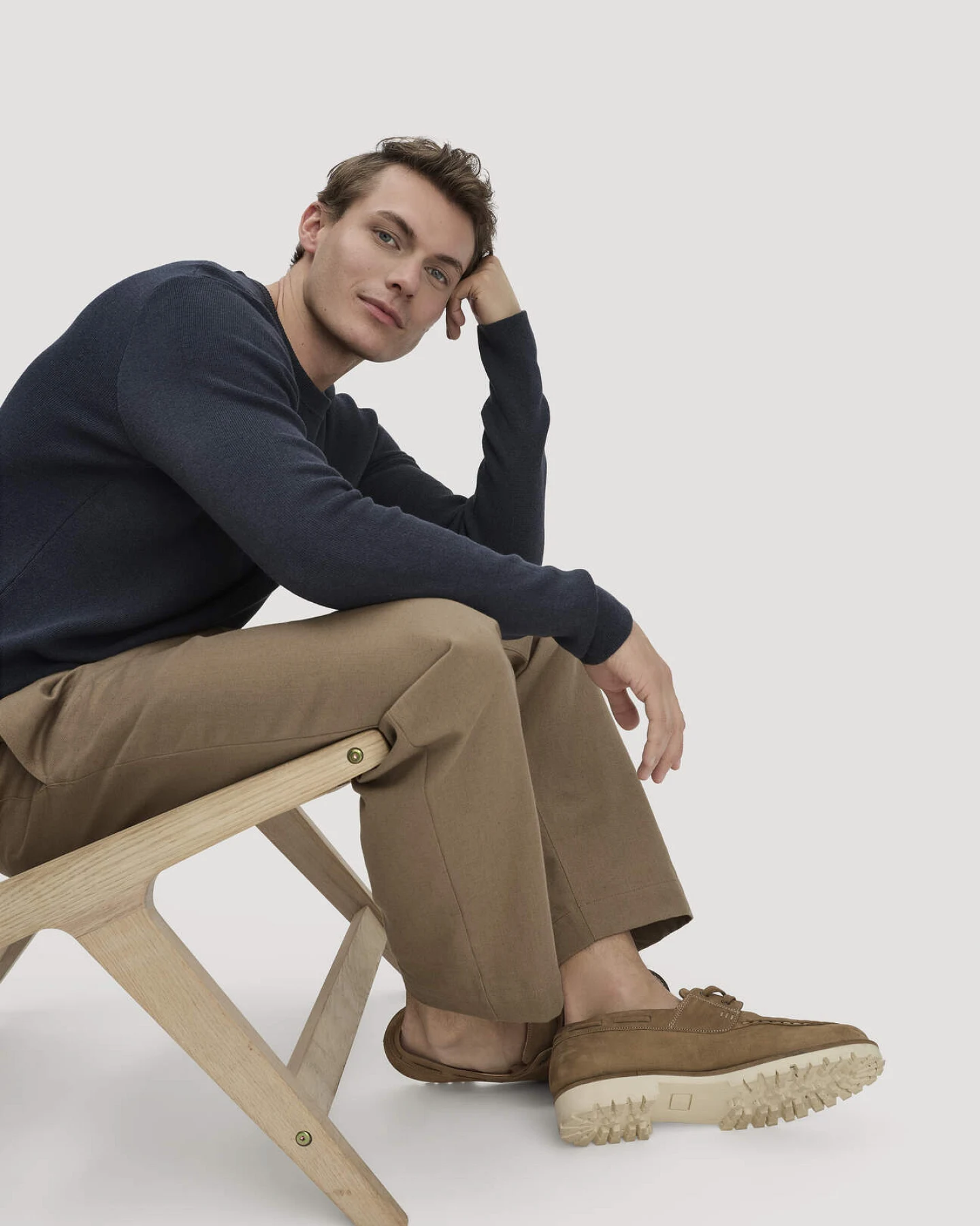 hessnatur Herren Milano Strick Pullover Regular aus Leinen mit Bio-Baumwolle und LENZING™ ECOVERO™ Viskose - blau - Größe M – Ansicht 4