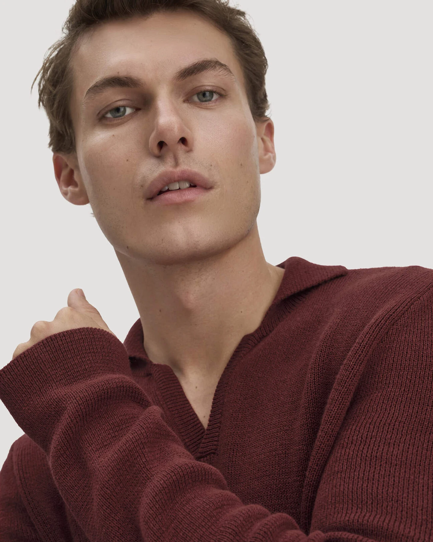 hessnatur Herren Milano Strick Polo Regular aus Leinen mit Bio-Baumwolle und LENZING™ ECOVERO™ Viskose - braun - Größe S – Ansicht 4
