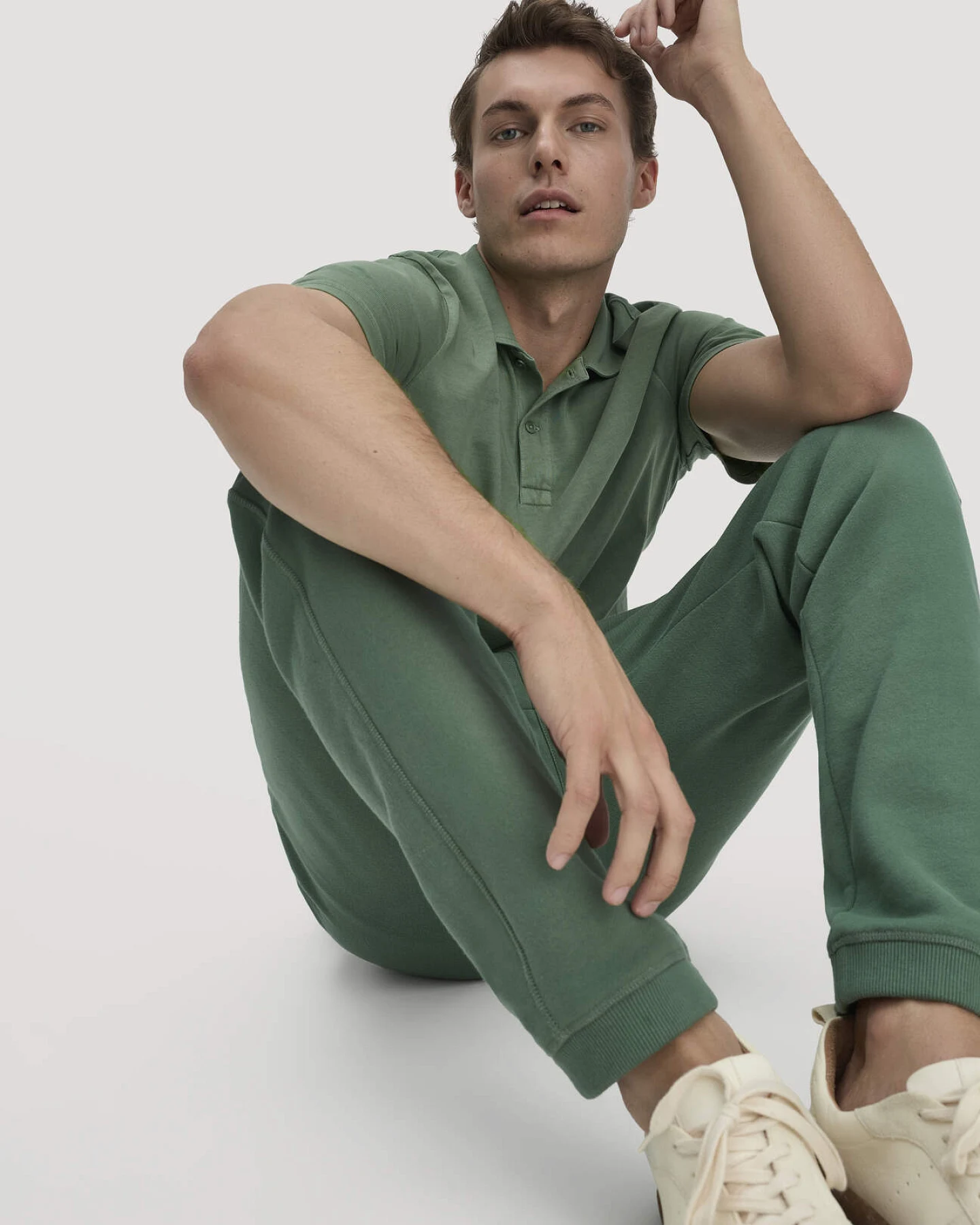 hessnatur Herren Sweathose TRIAS Relaxed BETTERRECYCLING aus Bio-Baumwolle - grün - Größe XL – Ansicht 4