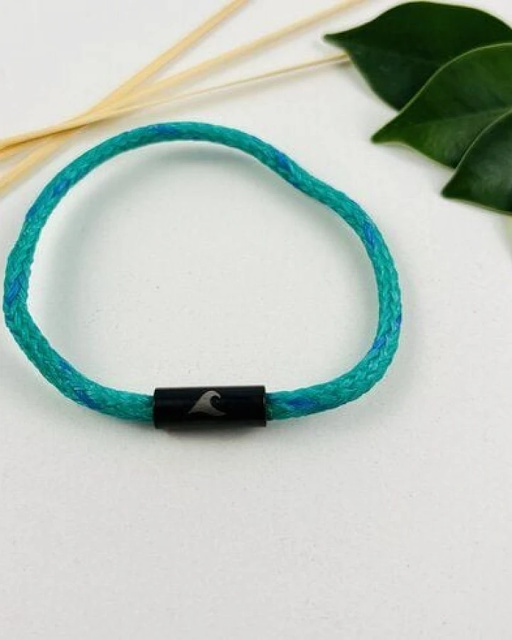 Purewater Upcycling-Geisternetzarmband mit gravierter Welle (Unisex)