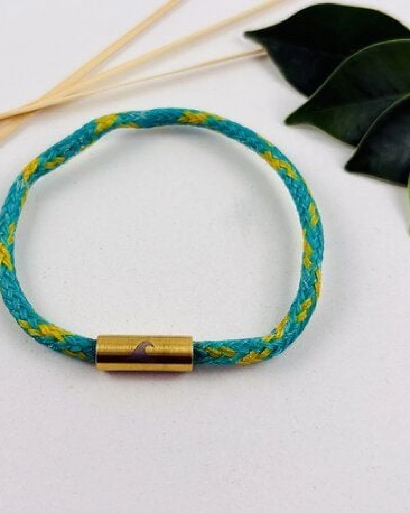Purewater Upcycling-Geisternetzarmband mit gravierter Welle (Unisex) – Ansicht 3
