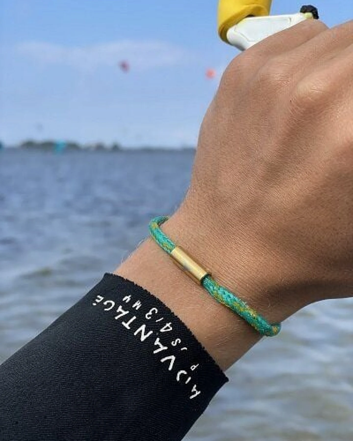 Purewater Upcycling-Geisternetzarmband mit gravierter Welle (Unisex) – Ansicht 4