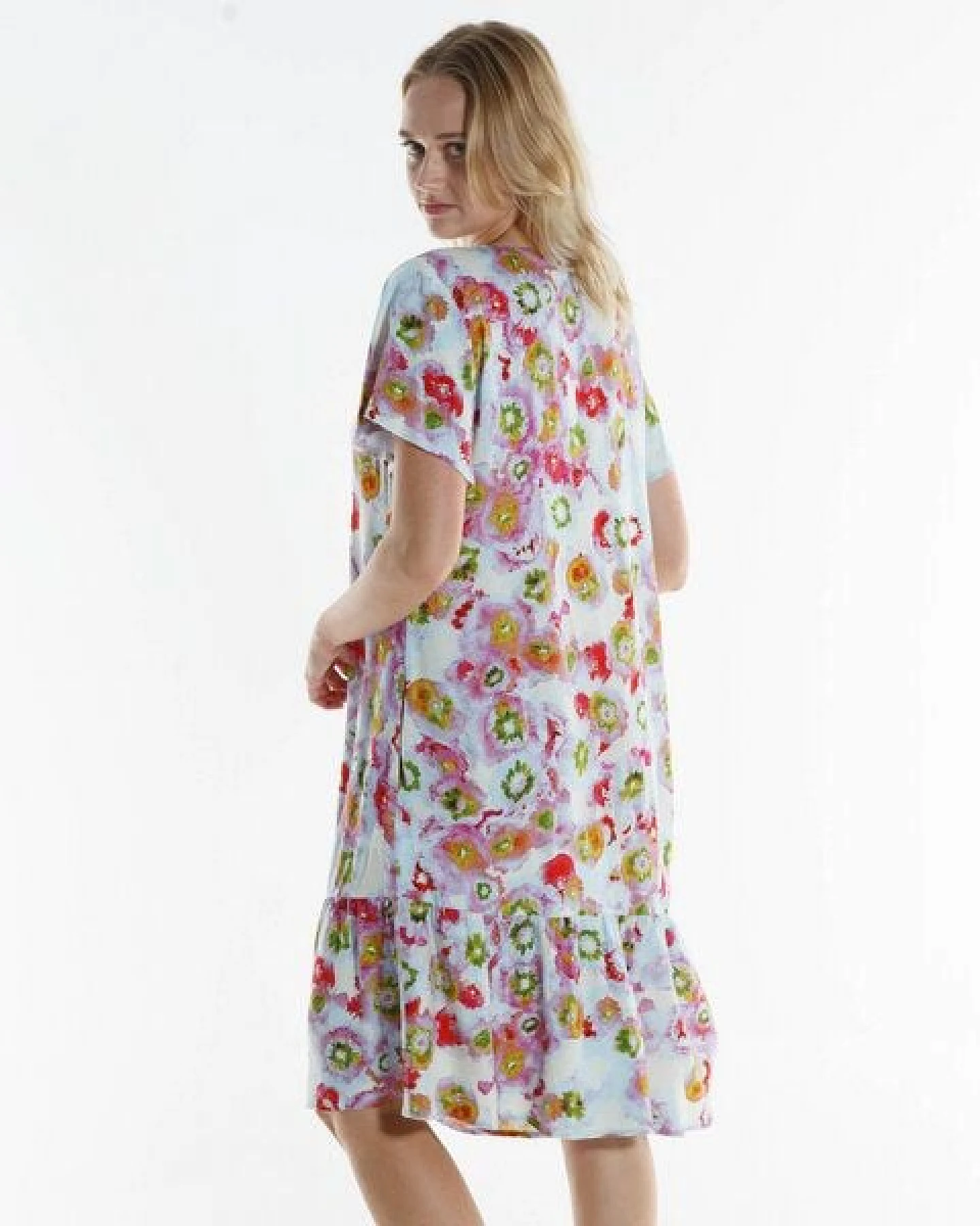 Alma & Lovis Maxi Kleid mit Blütenprint auf EcoVero – Ansicht 3