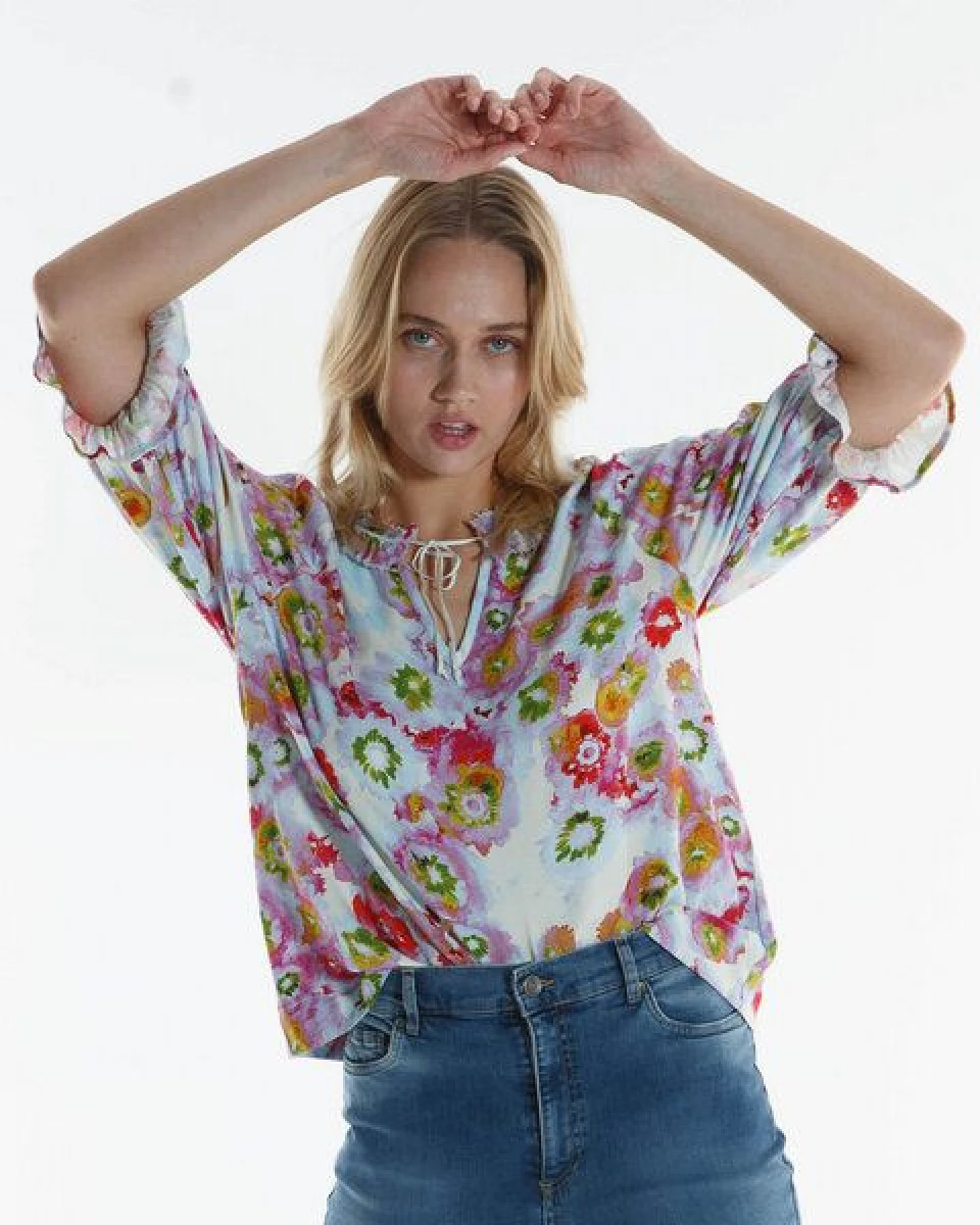 Alma & Lovis Legere Bluse mit Blütenprint auf EcoVero – Ansicht 2