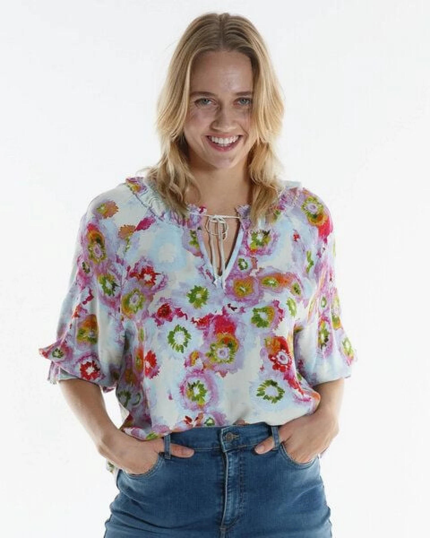 Alma & Lovis Legere Bluse mit Blütenprint auf EcoVero – Ansicht 3