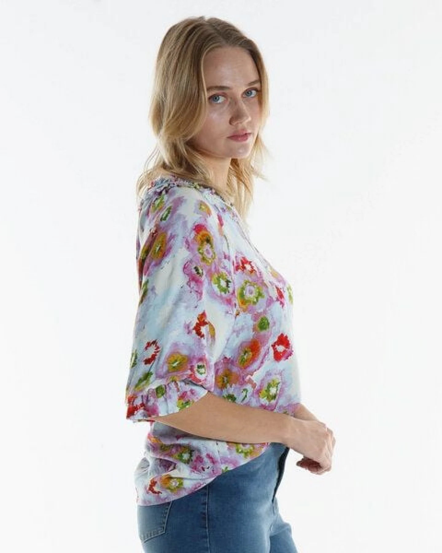 Alma & Lovis Legere Bluse mit Blütenprint auf EcoVero – Ansicht 4