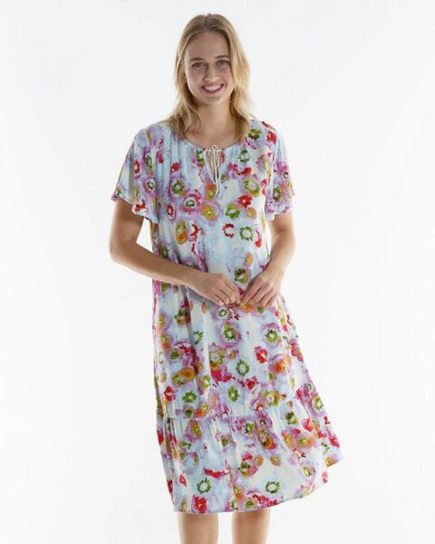 Alma & Lovis Maxi Kleid mit Blütenprint auf EcoVero – Ansicht 2