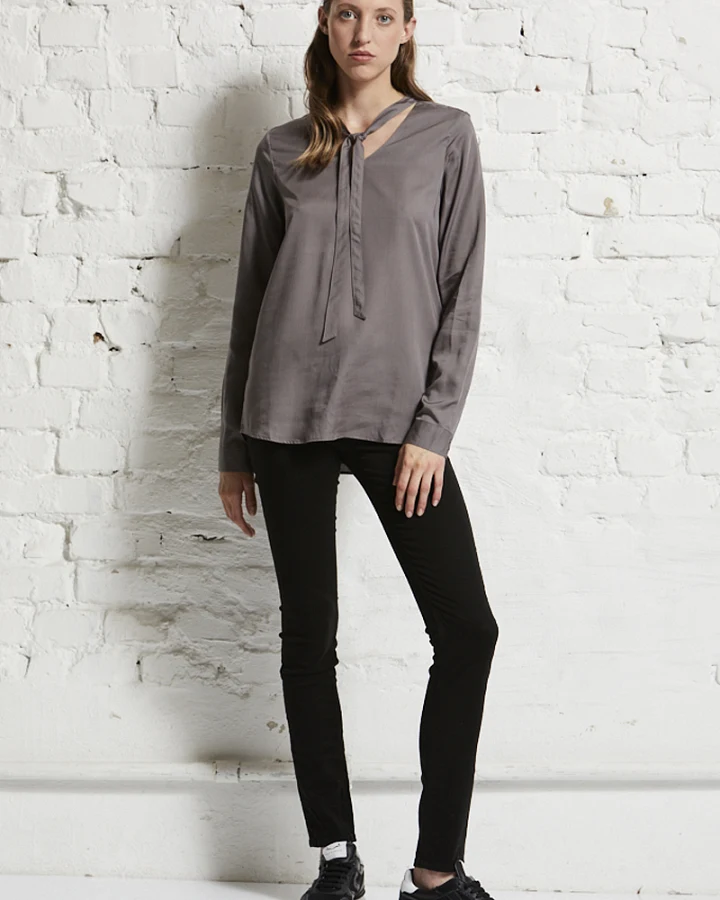900 - Black