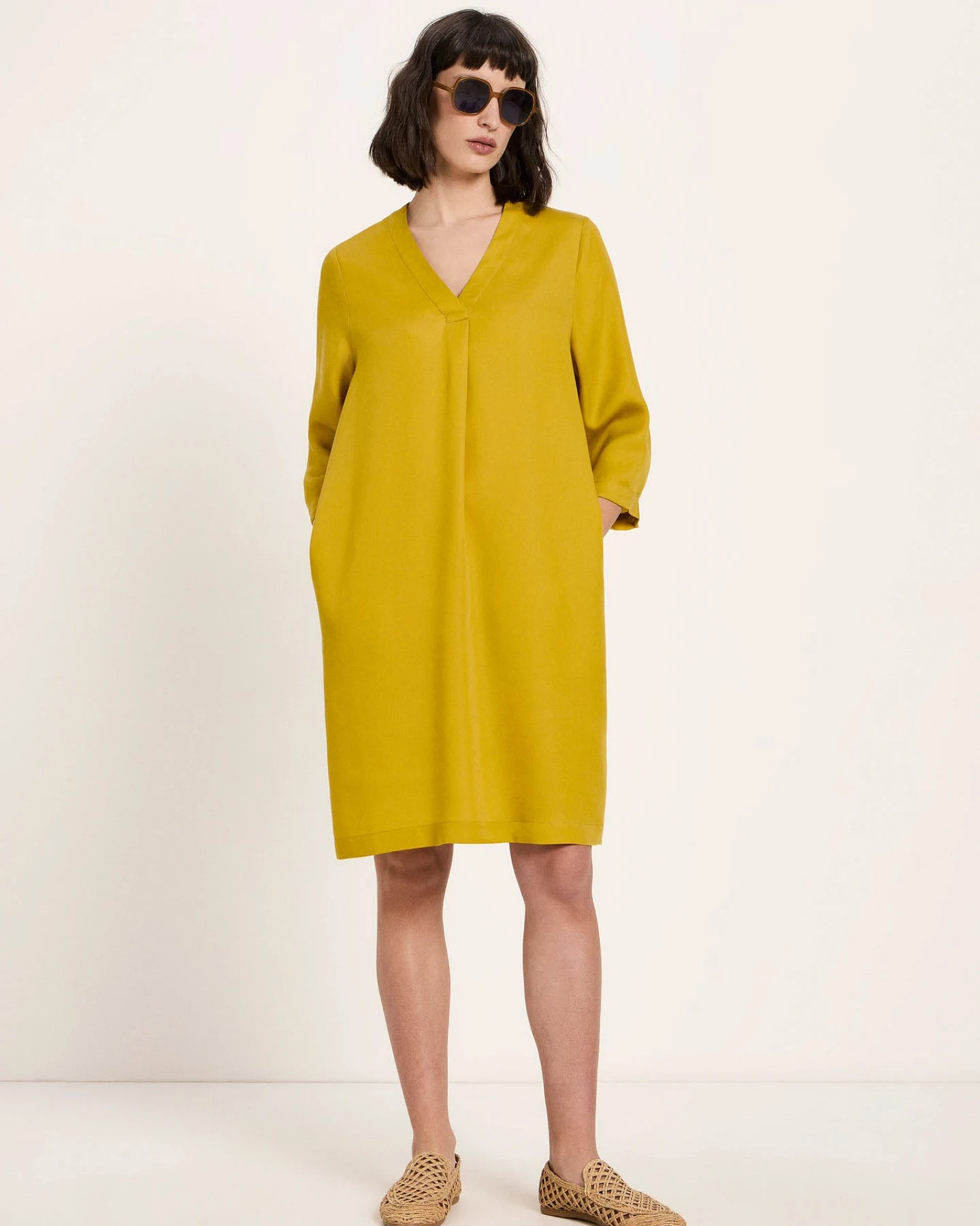 Kleid mit V-Ausschnitt – Ansicht 2
