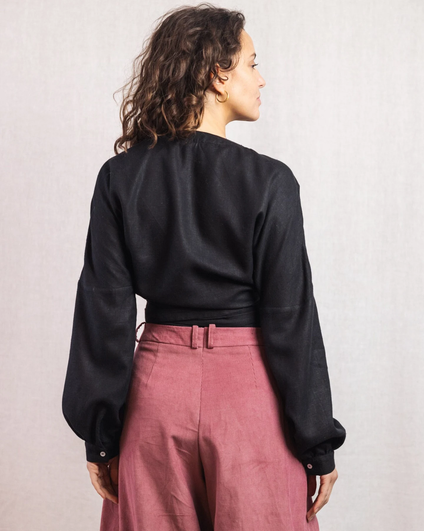Jyoti - Fair Works Damen vegan Wickelbluse Harita Schwarz – Ansicht 2