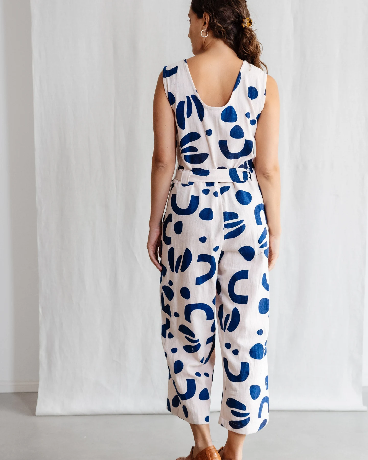 Jyoti - Fair Works Damen vegan Jumpsuit Daksha Print Atlantic Weiß & Blau – Ansicht 2