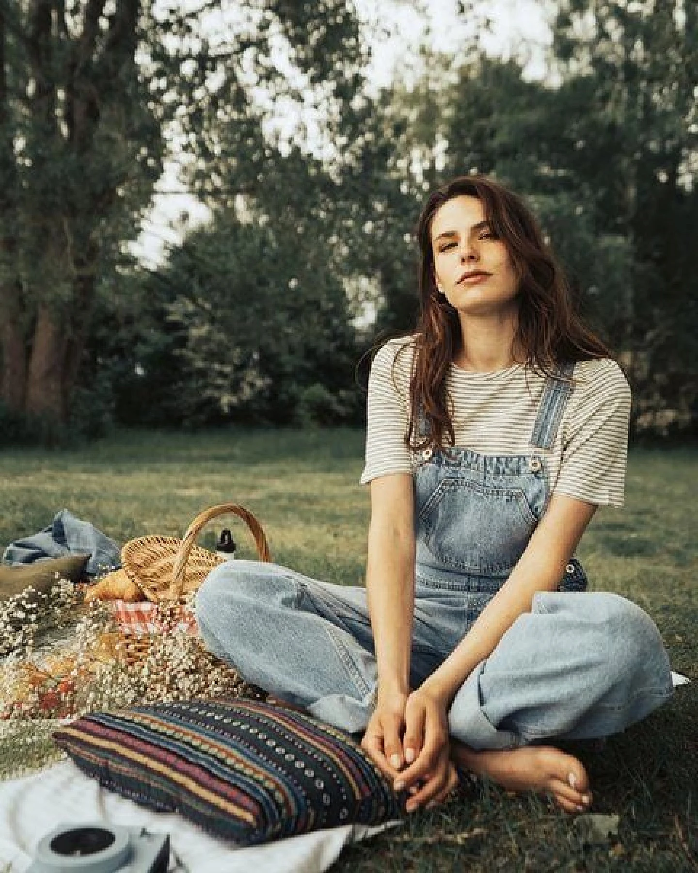 Kuyichi Latzhose Jonna Dungaree Light Denim – Ansicht 2